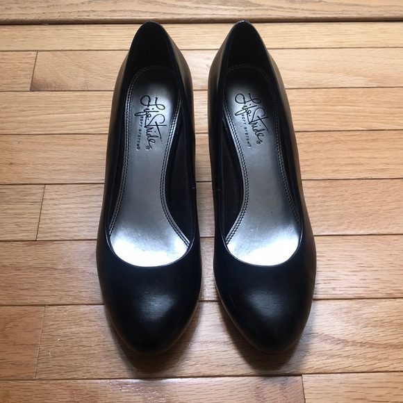 Simple Black Heels - Picture 2 of 4